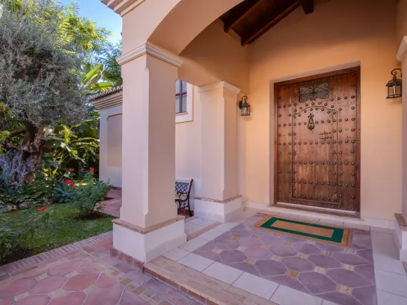 Villa for sale in Los Arqueros, Benahavis