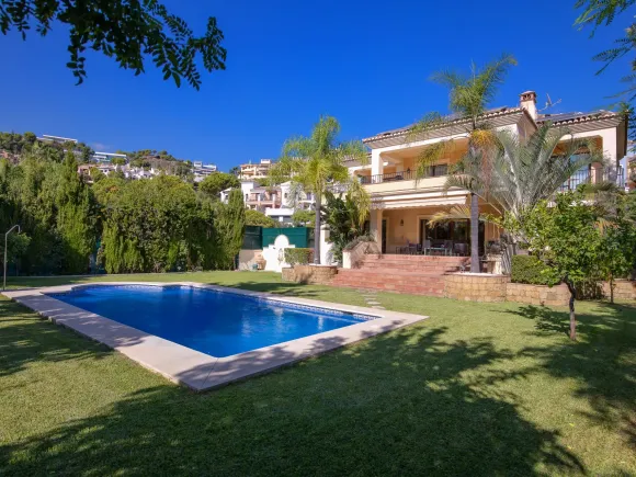 Villa for sale in Los Arqueros, Benahavis