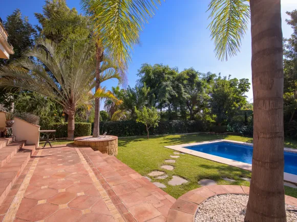 Villa for sale in Los Arqueros, Benahavis