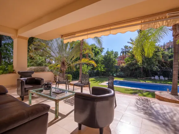 Villa for sale in Los Arqueros, Benahavis