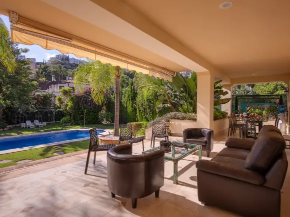Villa for sale in Los Arqueros, Benahavis