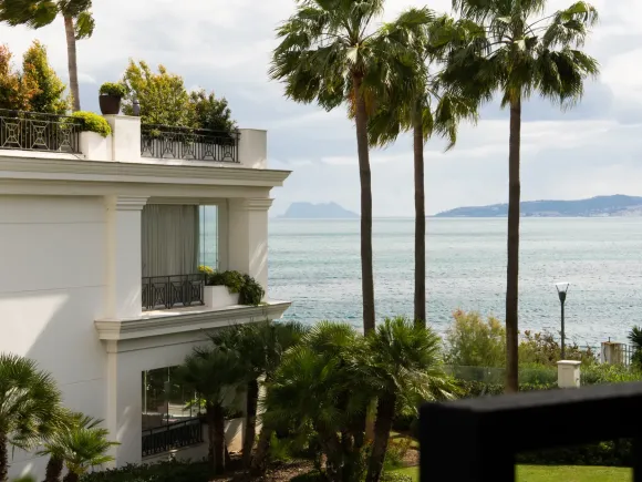 Frontline beach apartment in Doncella Beach, Estepona