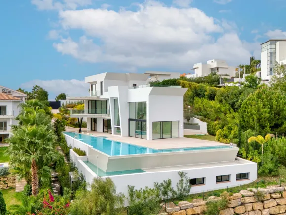 Modern five bedroom south facing villa, situated in the luxurious and sought-after Urbanisation of Los Flamingos in Benahavis with sea views