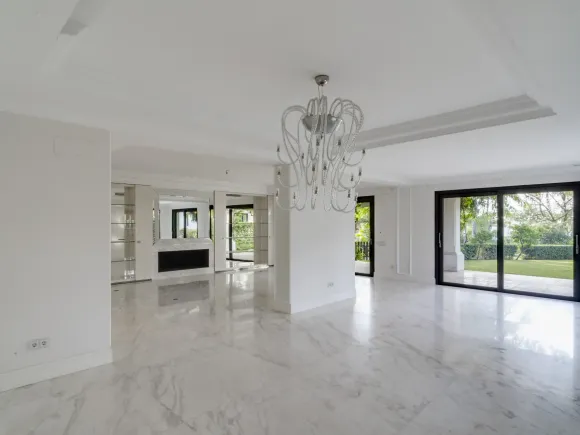 Wonderful six bedroom southwest facing luxury villa in Lomas de Magna Marbella on Marbella's Golden Mile