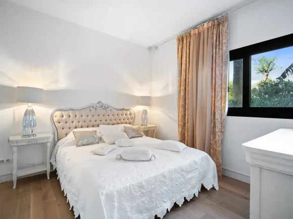 Wonderful six bedroom southwest facing luxury villa in Lomas de Magna Marbella on Marbella's Golden Mile