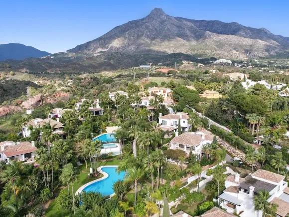 Wonderful six bedroom southwest facing luxury villa in Lomas de Magna Marbella on Marbella's Golden Mile