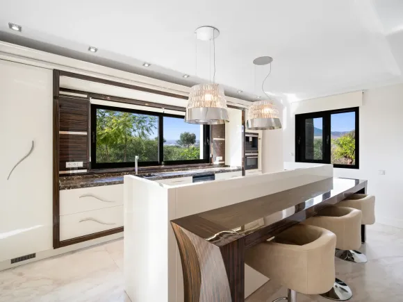 Wonderful six bedroom southwest facing luxury villa in Lomas de Magna Marbella on Marbella's Golden Mile