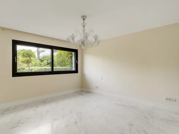 Wonderful six bedroom southwest facing luxury villa in Lomas de Magna Marbella on Marbella's Golden Mile