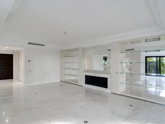 Wonderful six bedroom southwest facing luxury villa in Lomas de Magna Marbella on Marbella's Golden Mile
