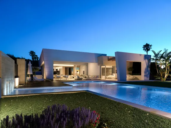 Fantastic opportunity on one of the few remaining self-contained plots available in Marbella