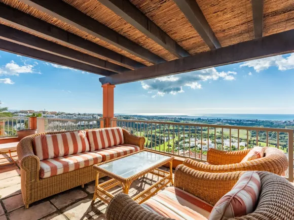Penthouse for sale in Royal Flamingos, Benahavis