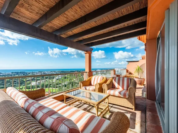 Penthouse for sale in Royal Flamingos, Benahavis