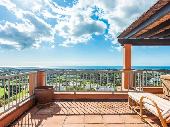 Penthouse for sale in Royal Flamingos, Benahavis