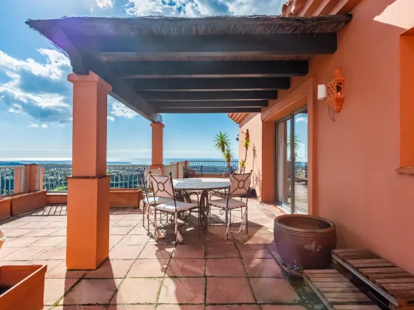 Penthouse for sale in Royal Flamingos, Benahavis