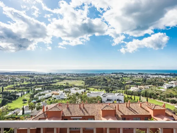 Penthouse for sale in Royal Flamingos, Benahavis