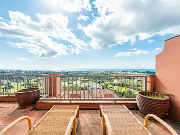 Penthouse for sale in Royal Flamingos, Benahavis