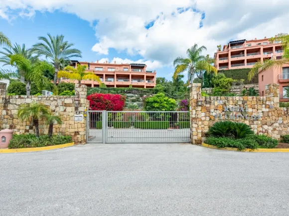 Penthouse for sale in Royal Flamingos, Benahavis