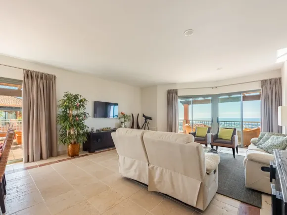 Penthouse for sale in Royal Flamingos, Benahavis
