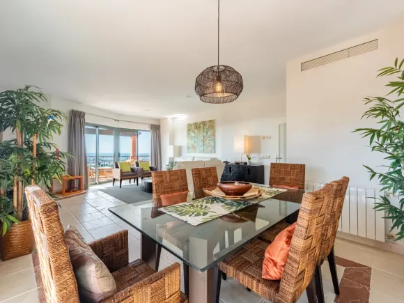 Penthouse for sale in Royal Flamingos, Benahavis