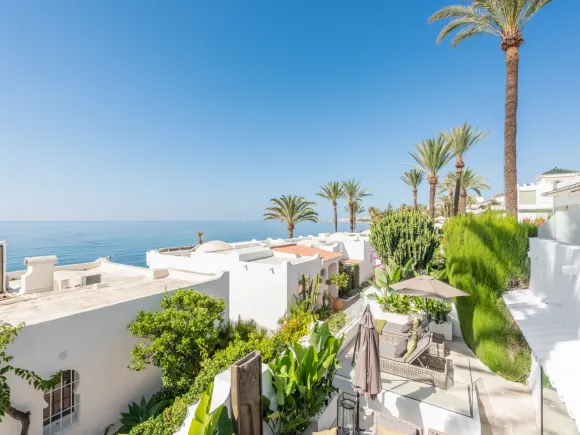 Town House for sale in El Oasis Club, Marbella