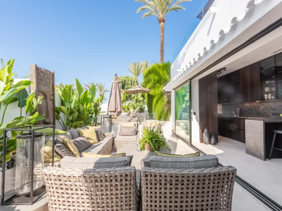Town House for sale in El Oasis Club, Marbella