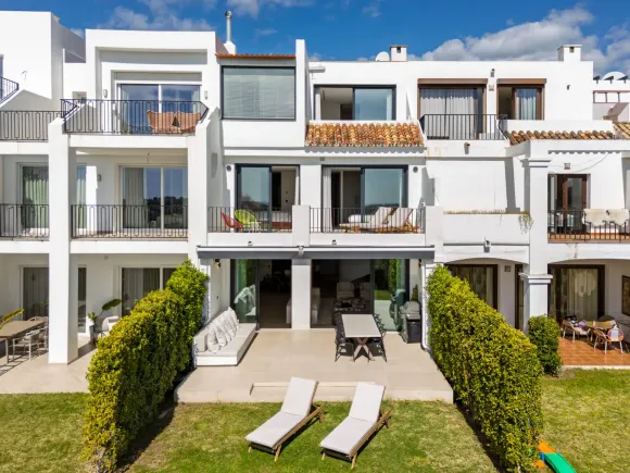 Elegant Renovated Townhouse on Frontline La Quinta Golf with Spectacular Views