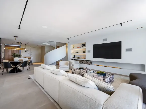 Elegant Renovated Townhouse on Frontline La Quinta Golf with Spectacular Views