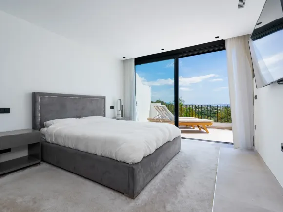 Elegant Renovated Townhouse on Frontline La Quinta Golf with Spectacular Views