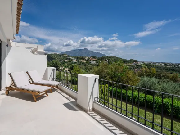 Elegant Renovated Townhouse on Frontline La Quinta Golf with Spectacular Views