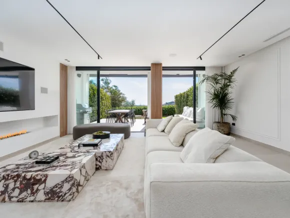 Elegant Renovated Townhouse on Frontline La Quinta Golf with Spectacular Views