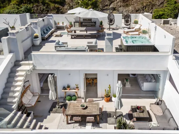 Elegant 3-Bedroom Penthouse with Panoramic Views in La Quinta, Marbella