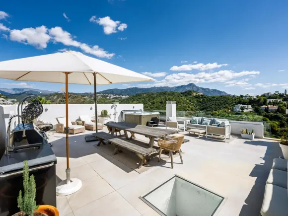 Elegant 3-Bedroom Penthouse with Panoramic Views in La Quinta, Marbella