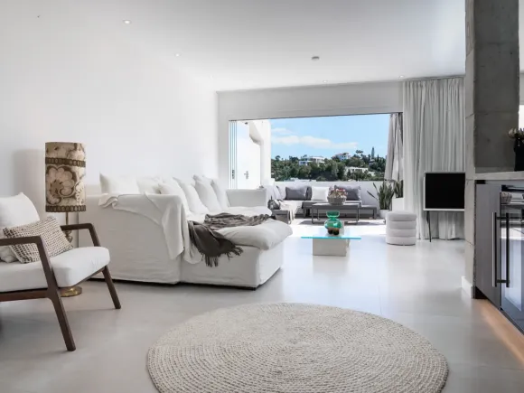 Elegant 3-Bedroom Penthouse with Panoramic Views in La Quinta, Marbella
