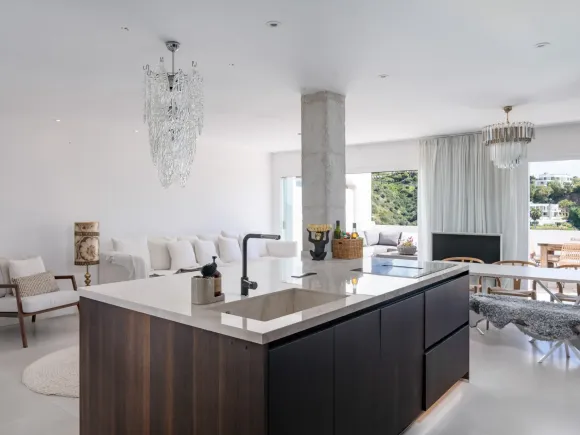 Elegant 3-Bedroom Penthouse with Panoramic Views in La Quinta, Marbella