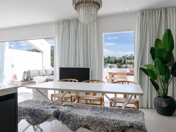 Elegant 3-Bedroom Penthouse with Panoramic Views in La Quinta, Marbella