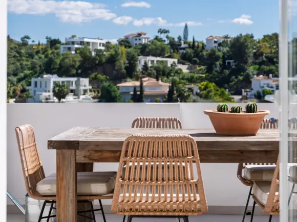 Elegant 3-Bedroom Penthouse with Panoramic Views in La Quinta, Marbella