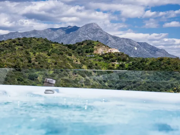 Elegant 3-Bedroom Penthouse with Panoramic Views in La Quinta, Marbella