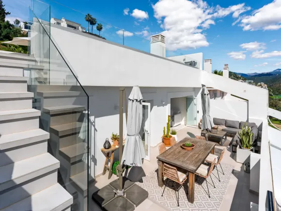 Elegant 3-Bedroom Penthouse with Panoramic Views in La Quinta, Marbella