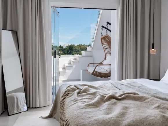 Elegant 3-Bedroom Penthouse with Panoramic Views in La Quinta, Marbella