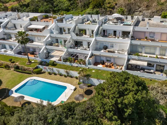 Elegant 3-Bedroom Penthouse with Panoramic Views in La Quinta, Marbella