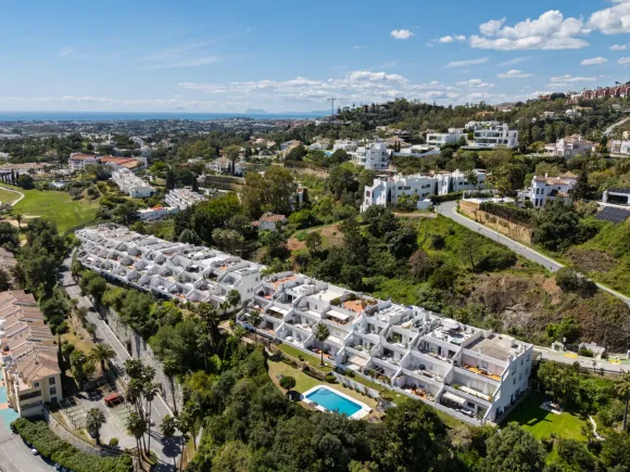 Elegant 3-Bedroom Penthouse with Panoramic Views in La Quinta, Marbella