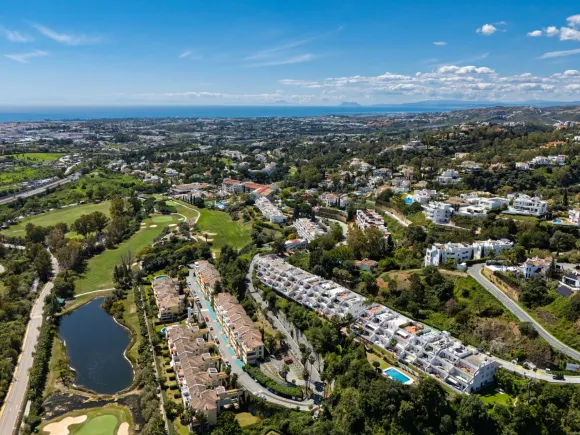 Elegant 3-Bedroom Penthouse with Panoramic Views in La Quinta, Marbella