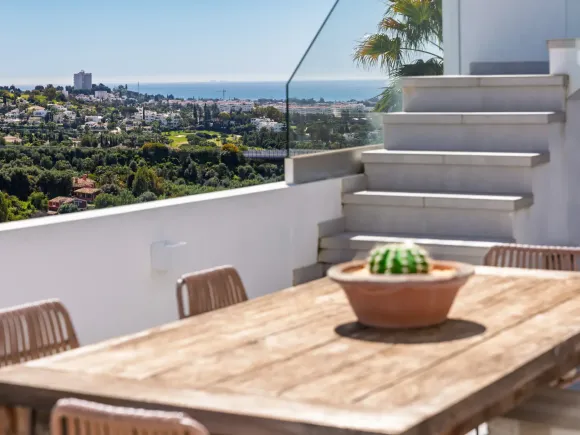 Elegant 3-Bedroom Penthouse with Panoramic Views in La Quinta, Marbella