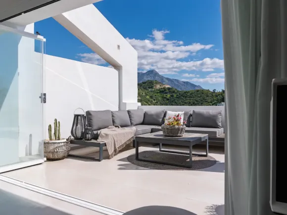 Elegant 3-Bedroom Penthouse with Panoramic Views in La Quinta, Marbella