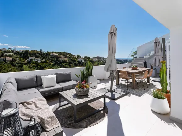 Elegant 3-Bedroom Penthouse with Panoramic Views in La Quinta, Marbella