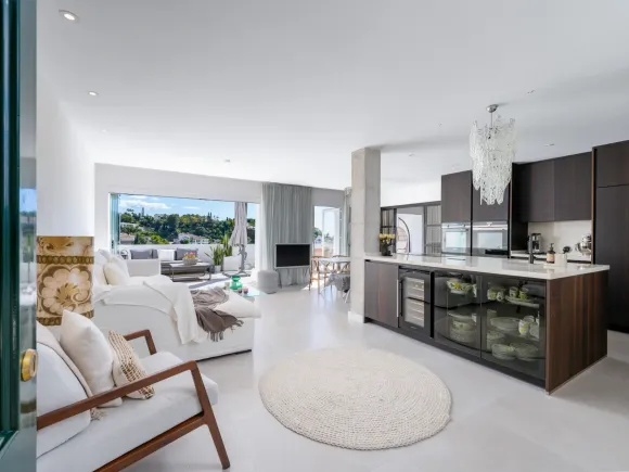 Elegant 3-Bedroom Penthouse with Panoramic Views in La Quinta, Marbella