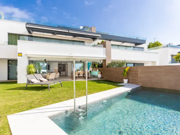 Elegant Duplex Apartment in Artola – Private Garden & Pool Near Cabopino Golf