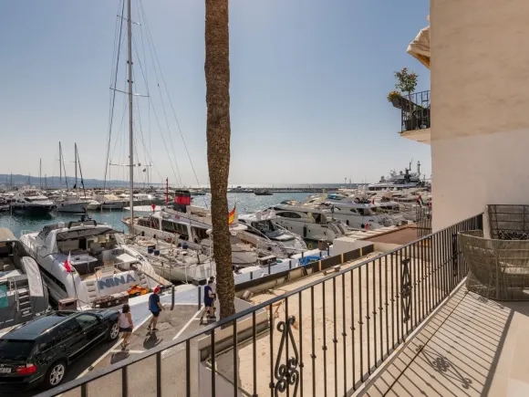 Luxury Renovated Frontline Apartment with Panoramic Views in Benabola, Puerto Banús