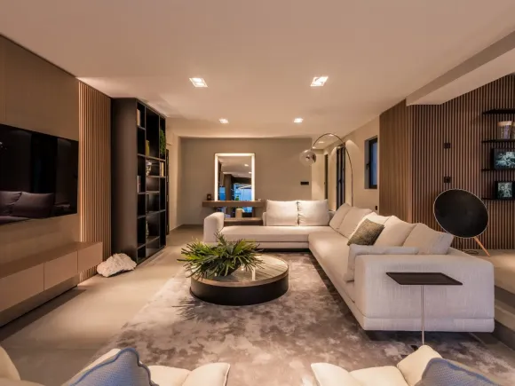 Luxury Renovated Frontline Apartment with Panoramic Views in Benabola, Puerto Banús