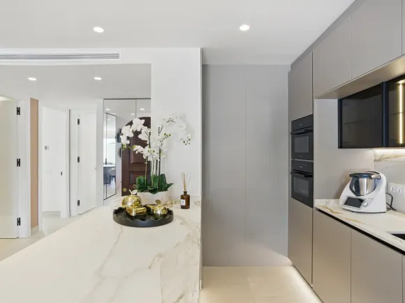 Luxury three bedroom, south west facing, first floor apartment in one of the most exclusive frontline beach communities Palm Beach, Los Monteros
